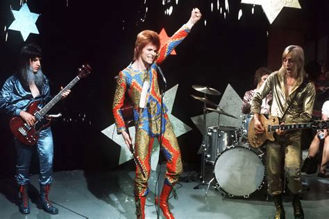 Pub Chanel: Ecoutez la version complète de “Starman” David Bowie